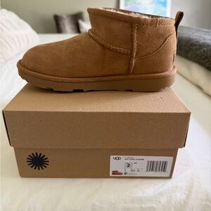 New with Box: Kids UGG Ultra Mini Brown Suede Boots (sz 2 kids)